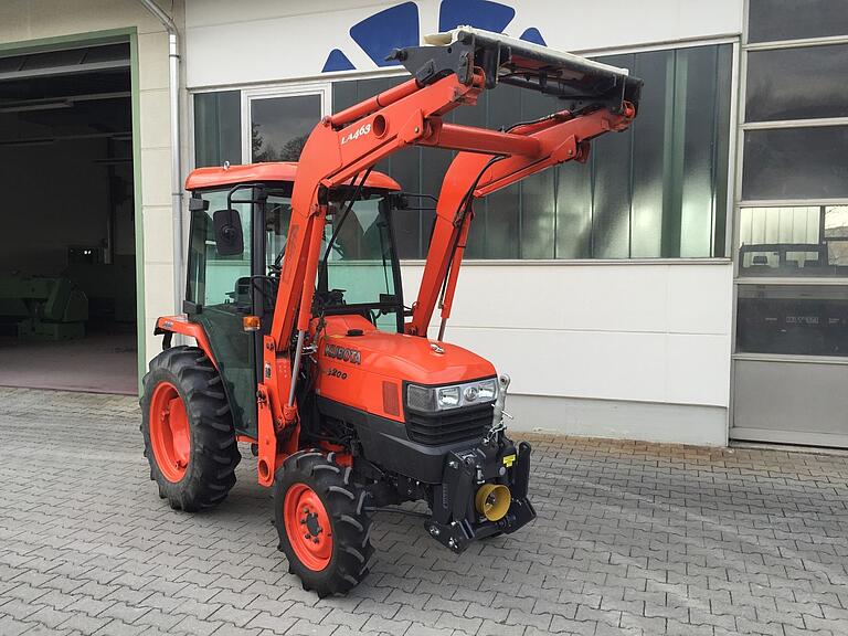 
                        Kubota
                                    L3200
                    